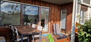 a screened in porch with a wooden table and chairs at Katrins Ferienwohnung in Hammelburg