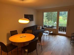 een woonkamer met een tafel en een bank bij Golfresidenz Davos Platz in Davos