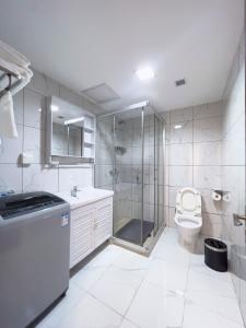 Bilik mandi di Guangzhou Zhicheng Leader Tour International Apartment-The Legend Building-FREE SHUTTLE BUS FOR CANTON FAIR-1mins to Line5 STN
