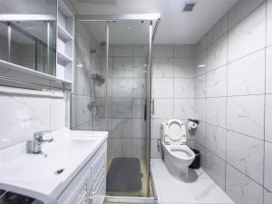 Bilik mandi di Guangzhou Zhicheng Leader Tour International Apartment-The Legend Building-FREE SHUTTLE BUS FOR CANTON FAIR-1mins to Line5 STN