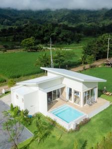 Vann House Chiang Rai- near Mae Fah Luang University内部或周边的泳池
