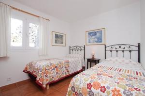 Postel nebo postele na pokoji v ubytování Casa Jasmine - lovely Los Mojones villa WiFi heated pool short walk to beach