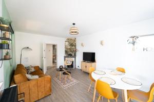 salon z kanapą i stołem w obiekcie NATURE w mieście Cosne-Cours-sur-Loire