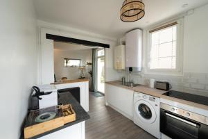 a kitchen with a washer and dryer in it at NATURE in Cosne-Cours-sur-Loire