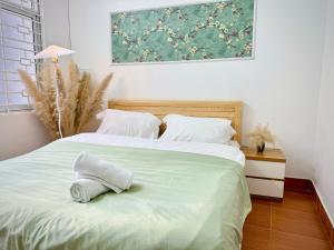 海防Local Me - Exclusive Centre Room的一张白色的床，上面放着两个枕头 更多7张照片