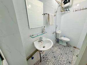 海防Local Me - Exclusive Centre Room的带水槽和马桶的白色浴室