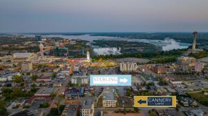- une vue aérienne sur une ville avec un panneau indiquant la rue dans l'établissement Sterling Inn & Spa, à Niagara Falls