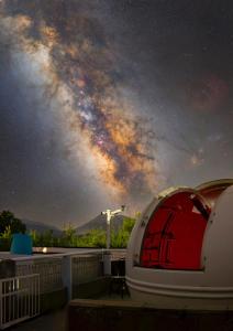 una noche estrellada con un observatorio en el techo en Gîtes et Astrotourisme en Corse, en Erbajolo