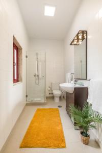 a bathroom with a shower toilet and a sink at Discovery | Porto-Flores in Porto