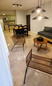 耶爾瓦布埃納的住宿－Buena vista PB - Bon Repos，客厅配有椅子、沙发和桌子