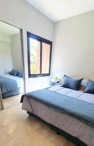 耶爾瓦布埃納的住宿－Buena vista PB - Bon Repos，一间卧室设有两张床和窗户。