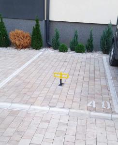 a yellow bench sitting in the middle of a parking lot at Apartman Arija in Ruma