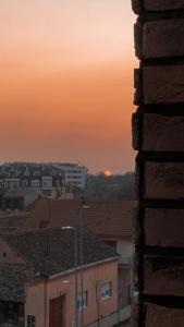Pogled na izlazak ili zalazak sunca iz ili blizu apartmana