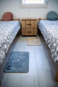 Tempat tidur dalam kamar di Apartman Arija