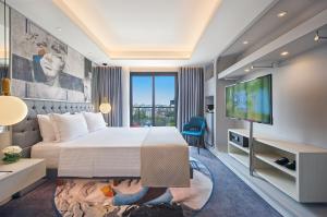 Una habitación de hotel con una cama y un televisor de pantalla plana. en Gate Twenty Two Boutique Hotel, en Nicosia