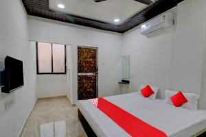 A bed or beds in a room at OYO Flagship Hotel Galaxy