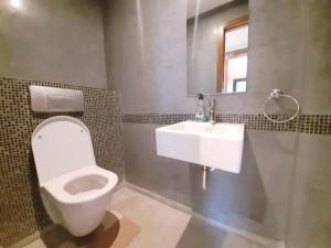 uma casa de banho com um WC e um lavatório em La petite charmante em Marrakech