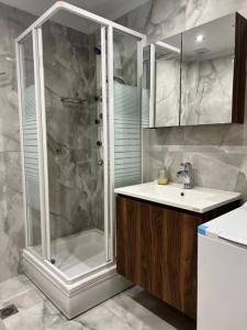 Bathroom sa Home 4U apt1, just 7km from airport