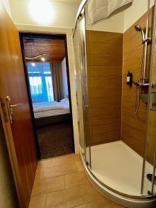 łazienka z prysznicem i sypialnia w obiekcie Pension Mona w mieście Harrachov