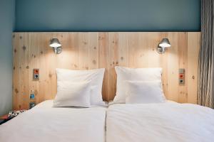 two beds sitting next to each other in a bedroom at Villa Viva - ein Haus das Brunnen baut in Hamburg