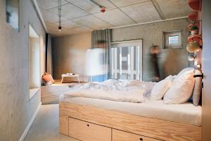 a bedroom with a large bed with white pillows at Villa Viva - ein Haus das Brunnen baut in Hamburg