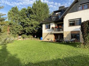Ein Garten an der Unterkunft Ferienwohnung Thiel