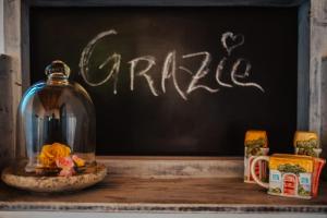 a table with a glass jar and a chalkboard with the wordarma at Il Girasole in SantʼIppolito