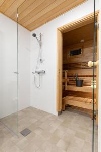 ブオカッティにあるKultaranta Kultakimpaleetのシャワーと洗面台付きのバスルーム