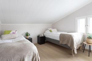 ブオカッティにあるKultaranta Kultakimpaleetのベッド2台と窓のある寝室