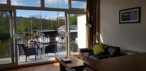 Marina Boathouse, lake windermere lets的休息区