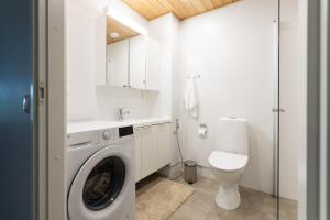 ブオカッティにあるKultaranta Kultakimpaleetの白いバスルーム(洗濯機、トイレ付) +22枚の写真