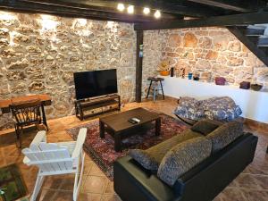 Χώρος καθιστικού στο Bol: Feel the Traditional stone and wood house with heated swimming pool - MARTI