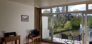 Marina Boathouse, lake windermere lets的阳台或露台