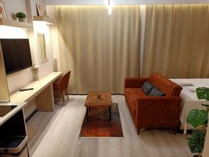 une chambre d'hôtel avec un lit, un canapé et une table dans l'établissement NEW FALCON PALAS OTEL, à Istanbul