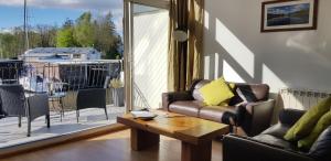 Marina Boathouse, lake windermere lets的休息区
