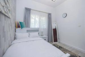 Un dormitorio blanco con una cama blanca y una ventana en OFFER-Book 4BR Villa and Ride at Luxury Yacht FREE, en Dubái