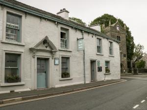 a white building on the side of a street at Jessie's Cottage in Kendal