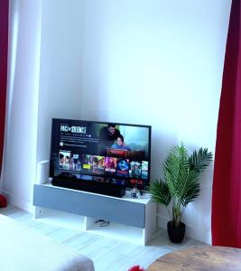 TV a/nebo společenská místnost v ubytování Feel Comfy Apartment