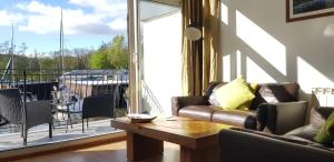 Marina Boathouse, lake windermere lets的休息区