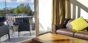 Marina Boathouse, lake windermere lets的休息区