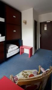 - une chambre avec un lit et une table dans l'établissement Hostel Toulouse Wilson, à Toulouse