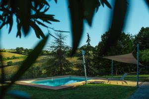 una piscina con una red y una silla en Il Girasole, en SantʼIppolito