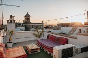 a balcony with a purple couch and a table at Il Maniero casa vacanze by MOH in Grottaglie