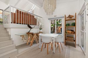 Un comedor con mesa y sillas en San Lameer Villa 2848 - 3 Bedroom Classic - 6 pax - San Lameer Rental Agency, en Southbroom