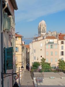 uma vista para uma cidade a partir de uma rua com edifícios em REFUGE - Bel appartement au Panier et vue mer em Marselha