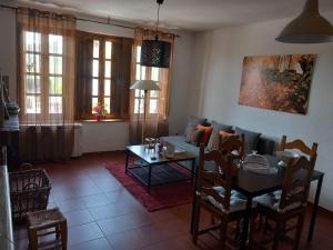 sala de estar con sofá y mesa en Al Viento, Alojamiento & Turismo Rural Prádena del Rincón en Prádena del Rincón
