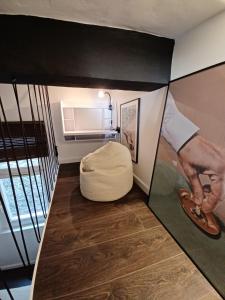 um quarto com uma cama e um pufe em REFUGE - Bel appartement au Panier et vue mer em Marselha