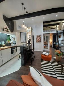 uma cozinha e sala de estar com mesa e cadeiras em REFUGE - Bel appartement au Panier et vue mer em Marselha
