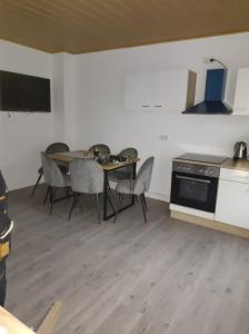 une cuisine et une salle à manger avec une table et des chaises dans l'établissement estrella24 LIVING ROOMS Sao Paolo, à Remscheid