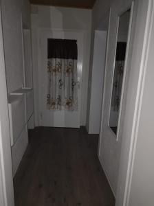 un couloir vide avec une chambre avec des rideaux et une porte dans l'établissement estrella24 LIVING ROOMS Sao Paolo, à Remscheid